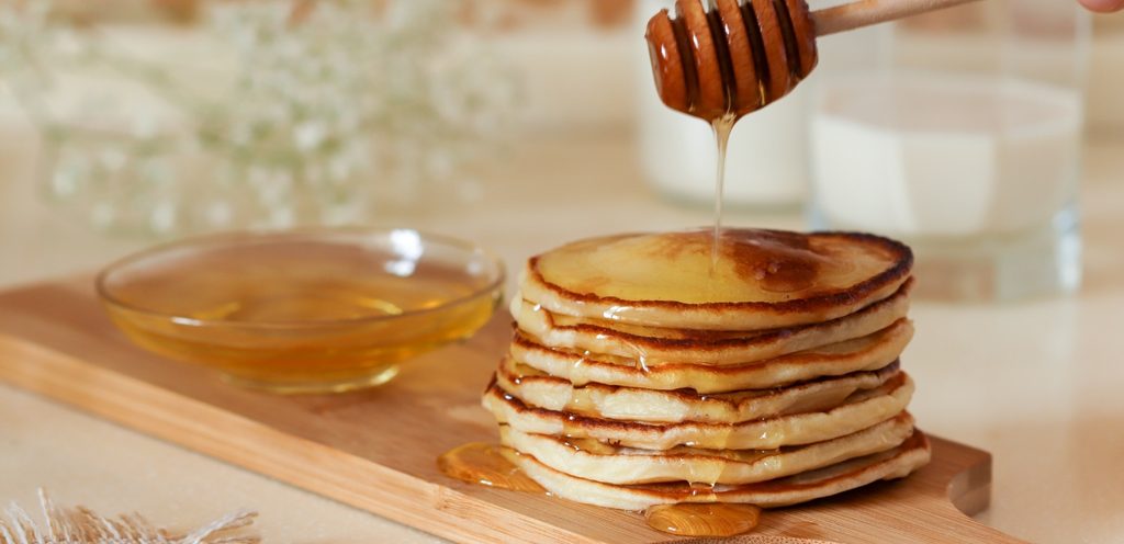 إضافة العسل إلى البان كيك