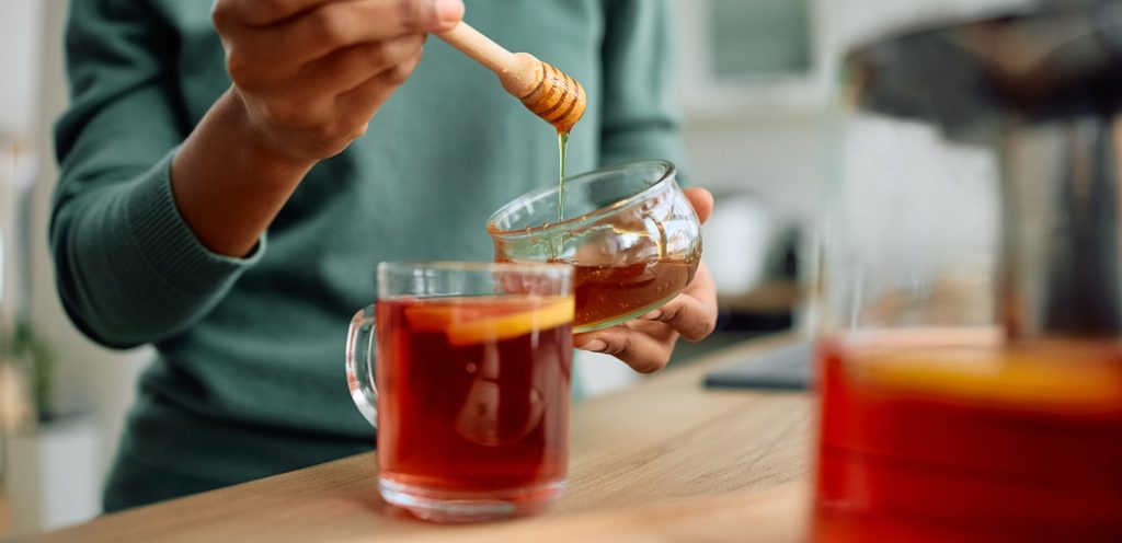 إضافة العسل إلى الشاي كبديل للسكر