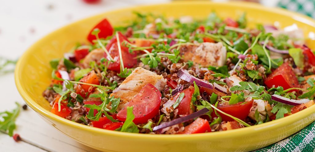 إضافة بذور الكتان إلى السلطة