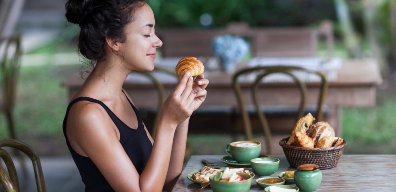 Mindful Eating: كيف تستمتعون بطعامكم وتفقدون الوزن في نفس الوقت؟