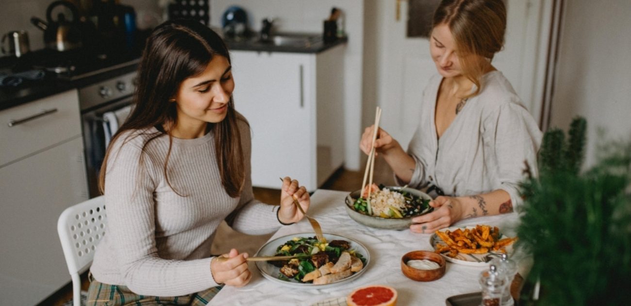 Mindful Eating: كيف تستمتعون بطعامكم وتفقدون الوزن في نفس الوقت؟