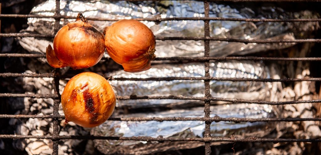 البصل المشوي لذيذ ويقدم كمقبلات