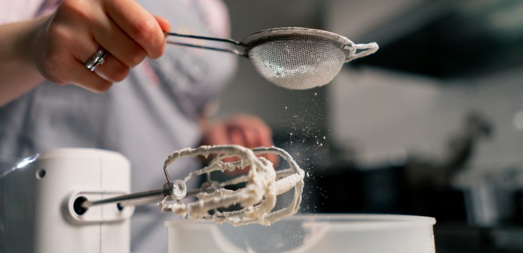 البيكنغ صودا أساسية في تحضير العجائن