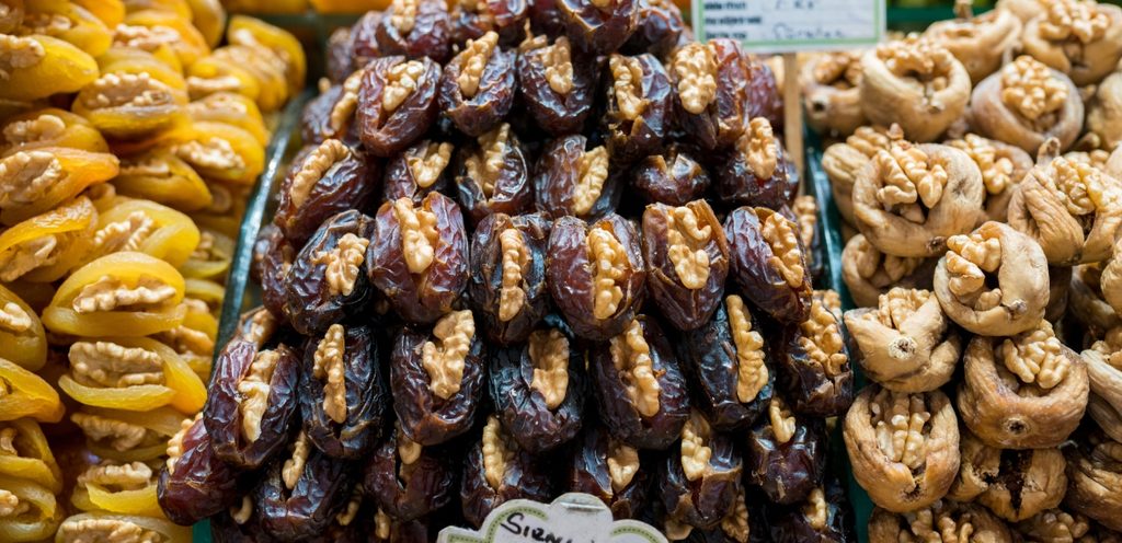 التمر المحشو بالمكسرات مفيد أيضًا