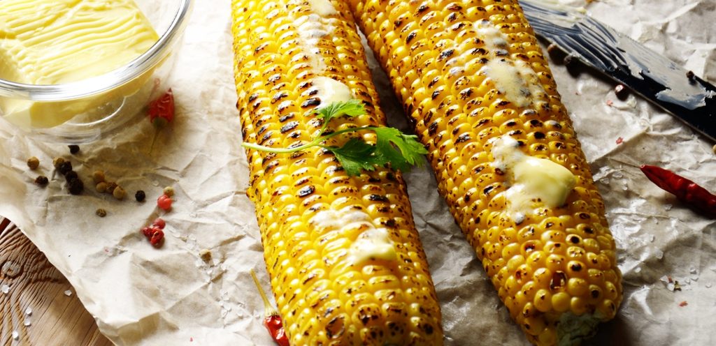 الذرة المشوية مع الزبدة