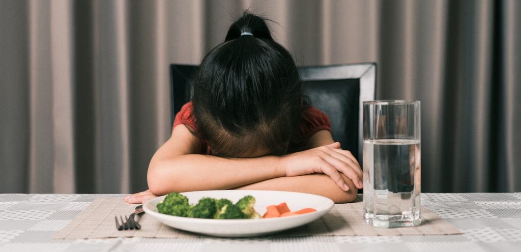 الأطفال أيضًا يشعرون بالتعب بعد تناول الطعام