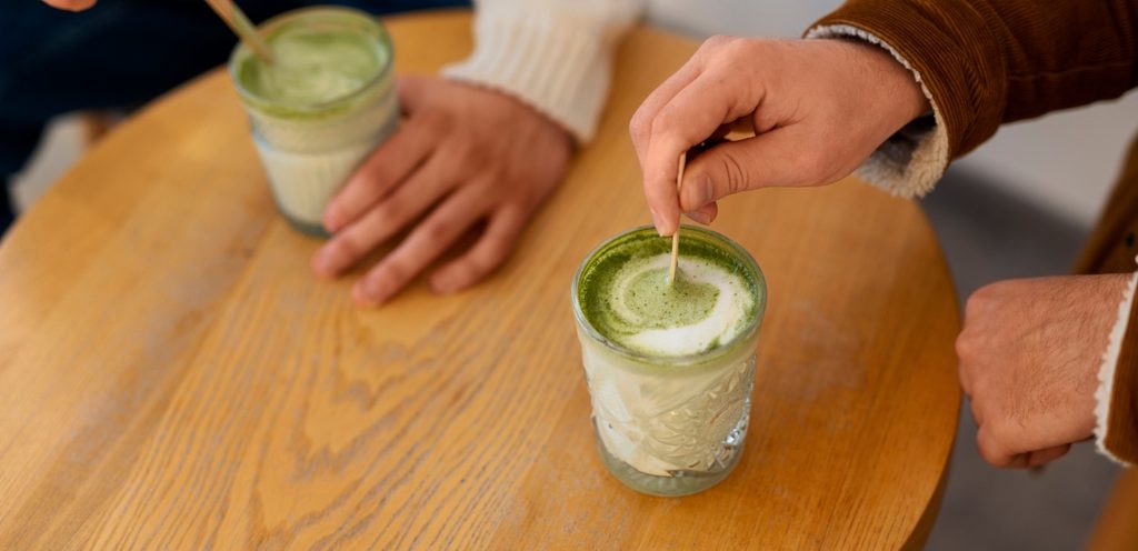 الماتشا مع الحليب