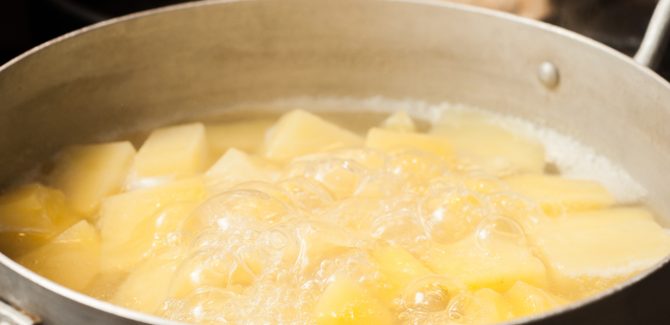 مكعبات البطاطس المسلوقة