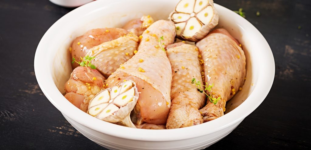 تتبيل الدجاج بالبهارات يعطي نكهة لذيذة