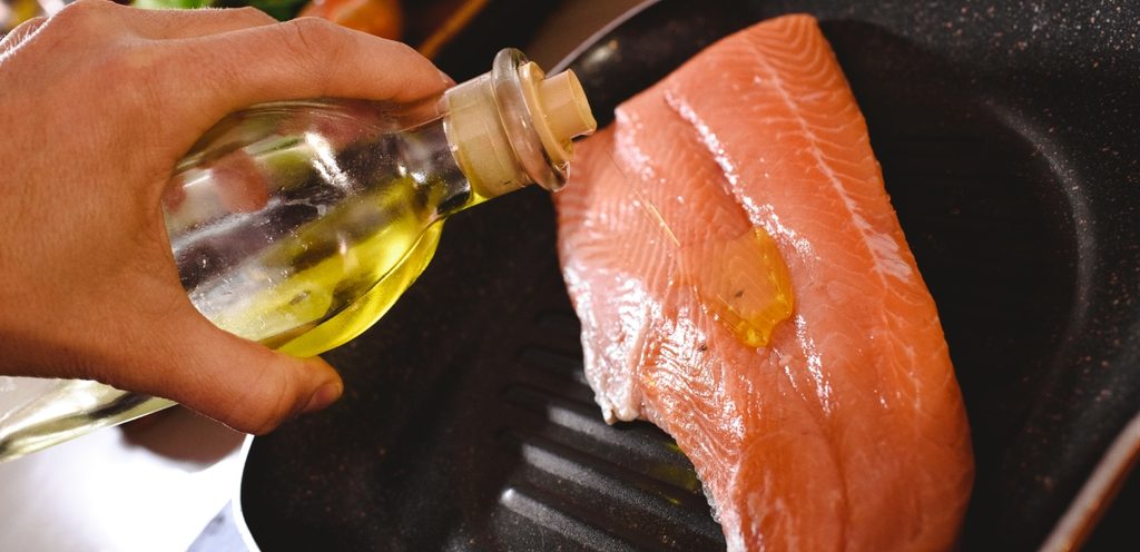 تحمير السلمون بزيت الزيتون