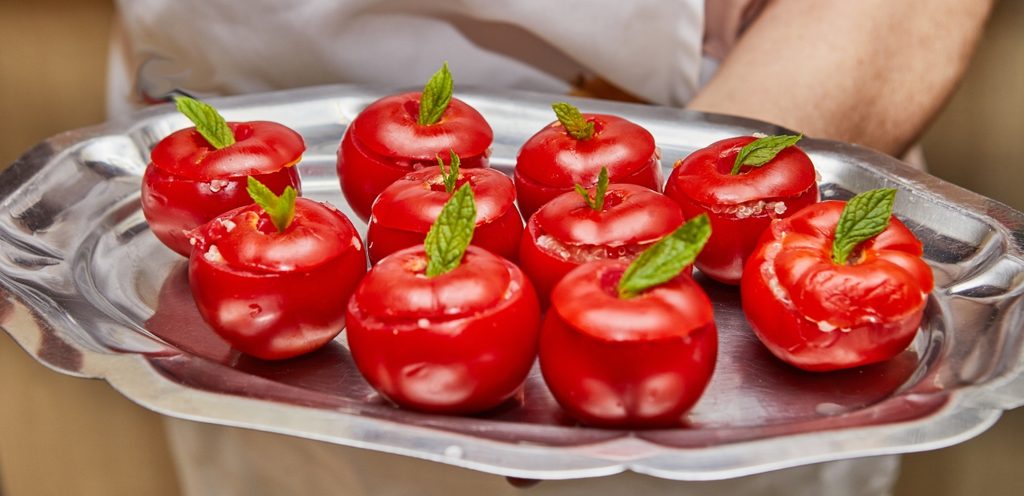 تقديم الطماطم كمقبلات لذيذة
