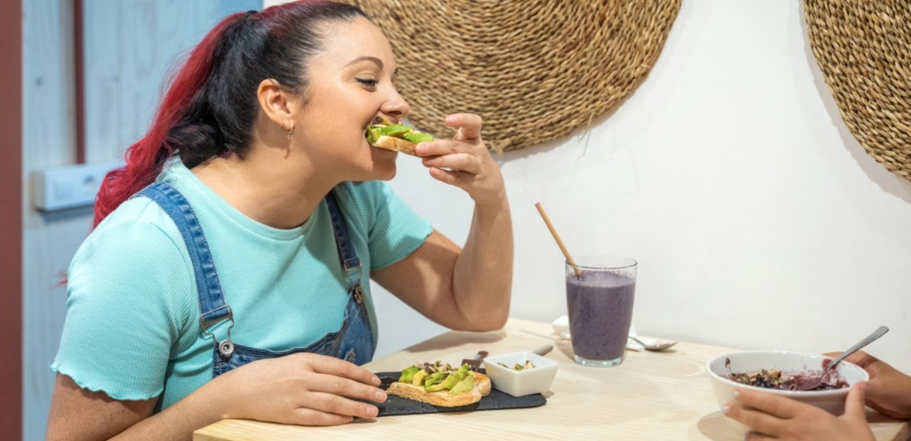 هل تأكلون بسرعة؟ كيف تؤثر سرعة الأكل على الهضم والوزن