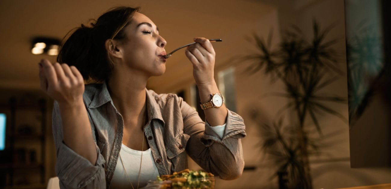هل تأكلون بسرعة؟ كيف تؤثر سرعة الأكل على الهضم والوزن