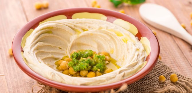 نضع الحمّص في الطبق