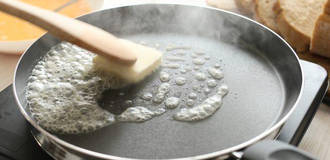 نذوّب الزبدة في المقلاة