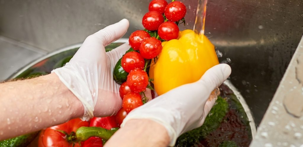 ضرورة غسل الخضار لتجنب جرثومة المعدة