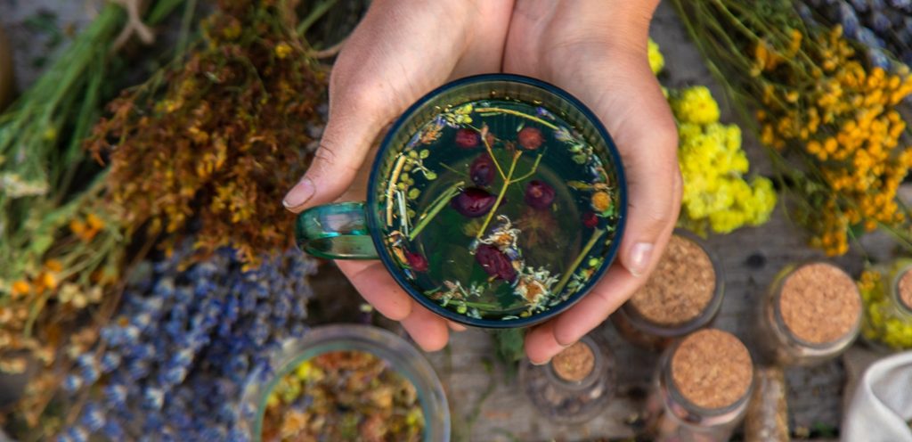 كوب من شاي الاعشاب يحمل العديد من الفوائد