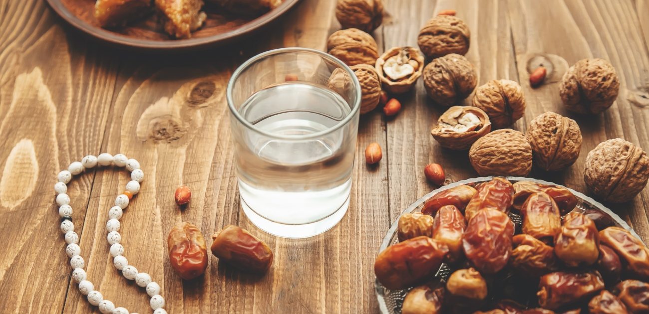 شرب الماء اثناء الاكل.. هل يعتبر مفيد أم ضار للصحة؟