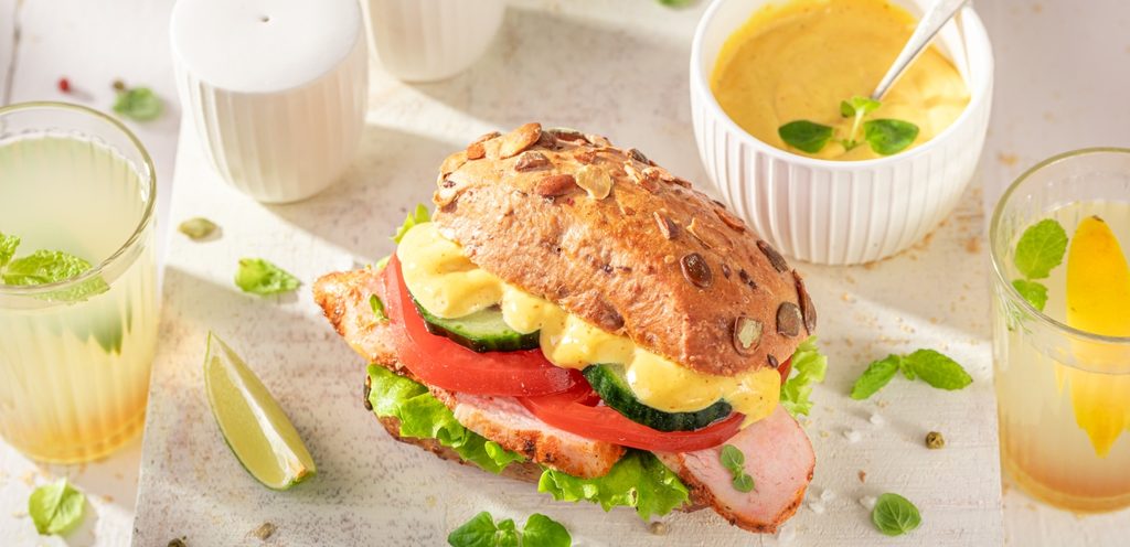 يستخدم الخردل لتحضير الساندويشات والصلصات