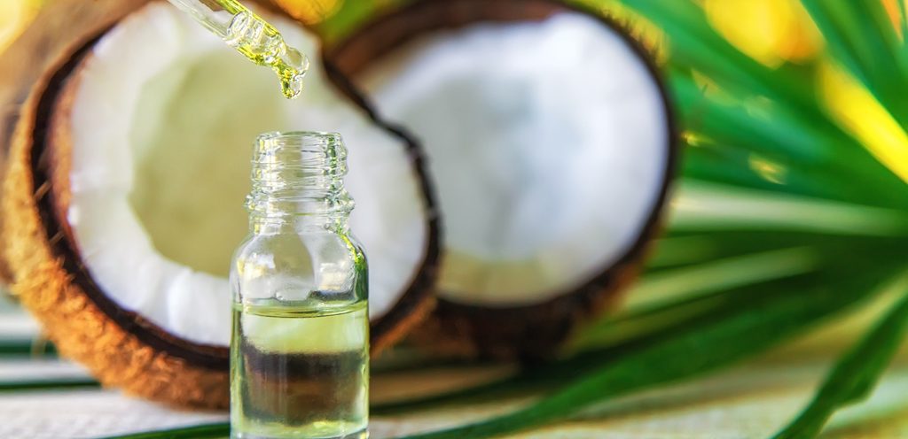 يستخدم زيت جوز الهند للعناية بالبشرة