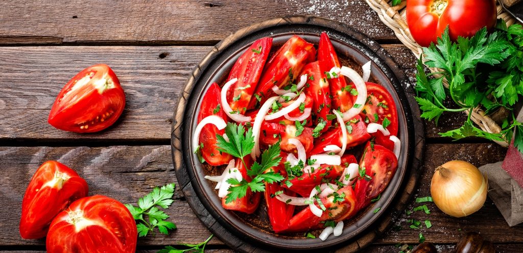 يمكنكم إضافة الطماطم النيئة إلى السلطة