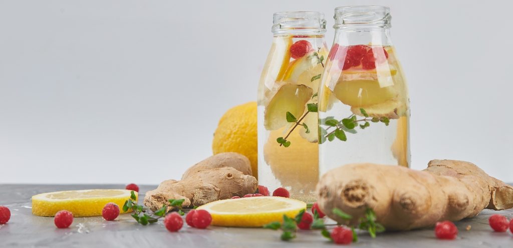 يمكنكم إضافة الفواكه والأعشاب إلى هذا المشروب