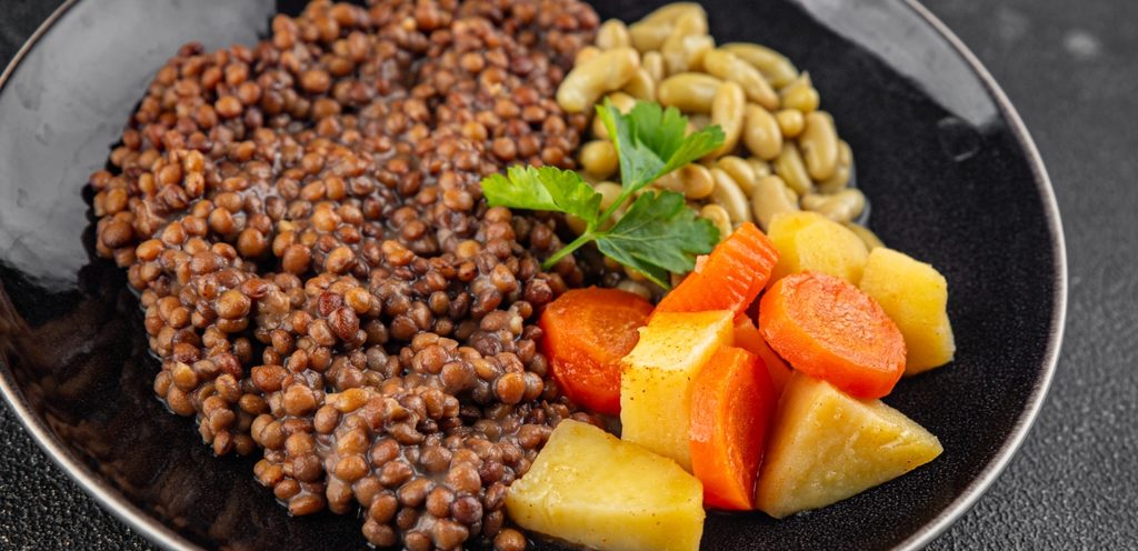 يمكنكم تقديم العدس إلى جانب الخضار والبقوليات