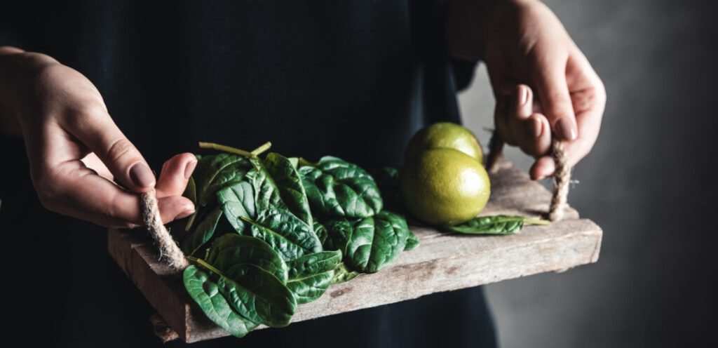 السبانخ النيئة أم المطبوخة؟ أيّها أكثر فائدة؟