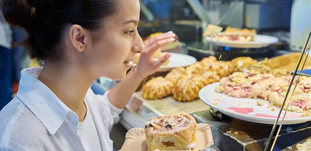 الحلويات تزيد هرمون السعادة عند النساء