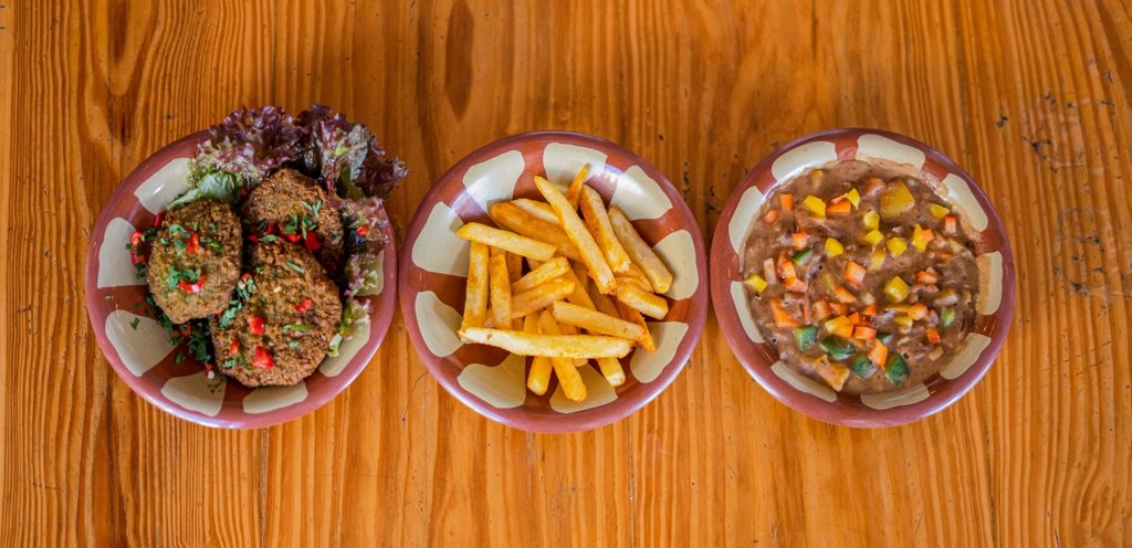 يعد الفول المدمس من الأطباق الأساسية لفطور الصباح