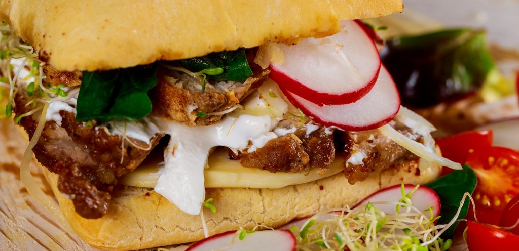 المايونيز صوص أساسي في تحضير الساندويشات