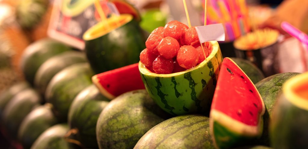 بيع البطيخ في الأسواق