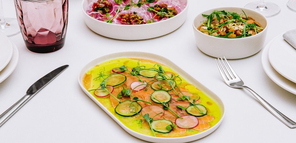 تزيين المائدة يظهر الطعام جذّابًا