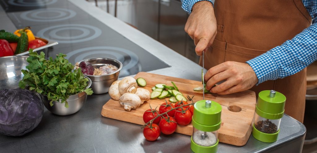 تقطيع الخضار بواسطة السكين