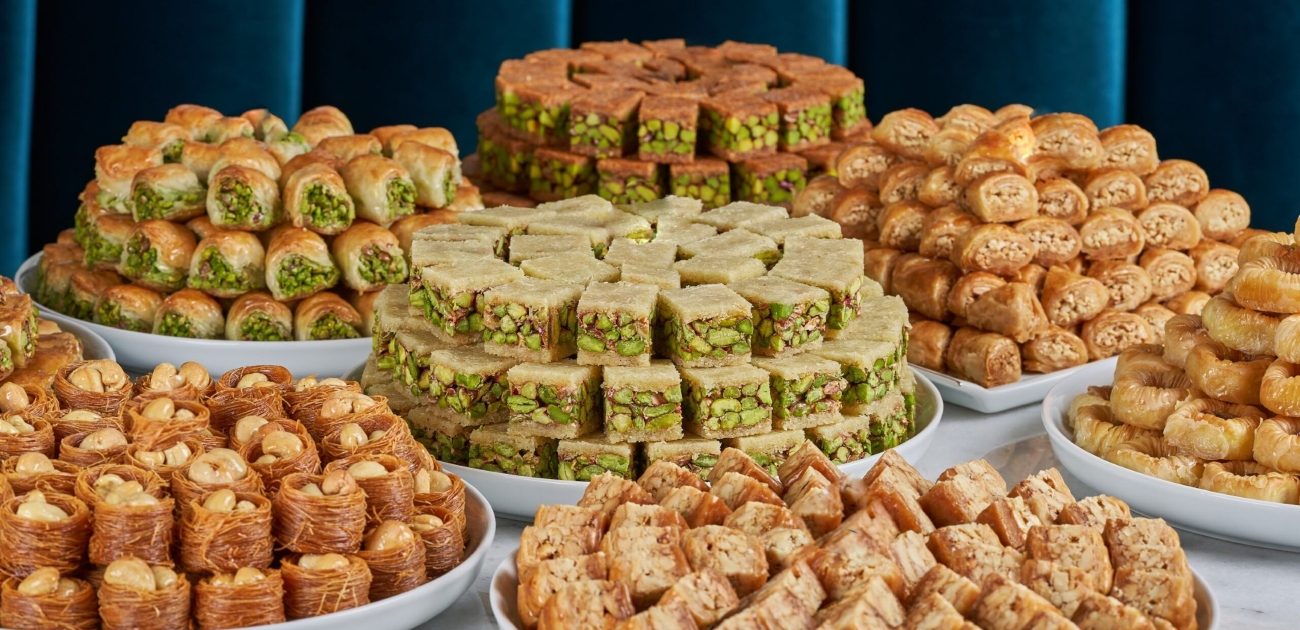 صواني العيد.. ألذ وأشهى الحلويات قدموها في عيد الأضحى