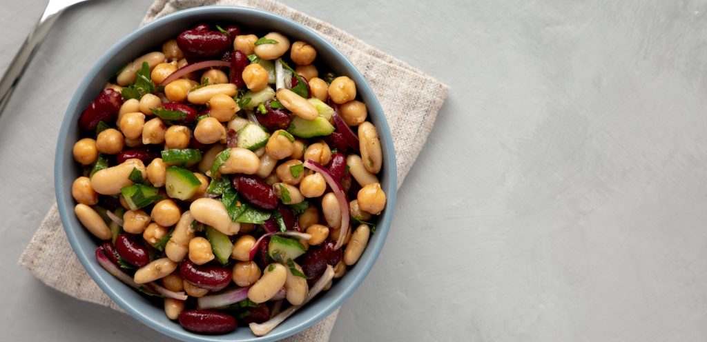 سلطة تحتوي الفاصولياء البيضاء والحمراء