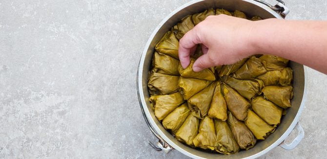 صف ورق العنب في القدر