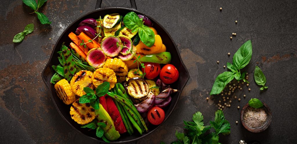 طبق يحتوي مجموعة متنوعة من الخضروات المفيدة