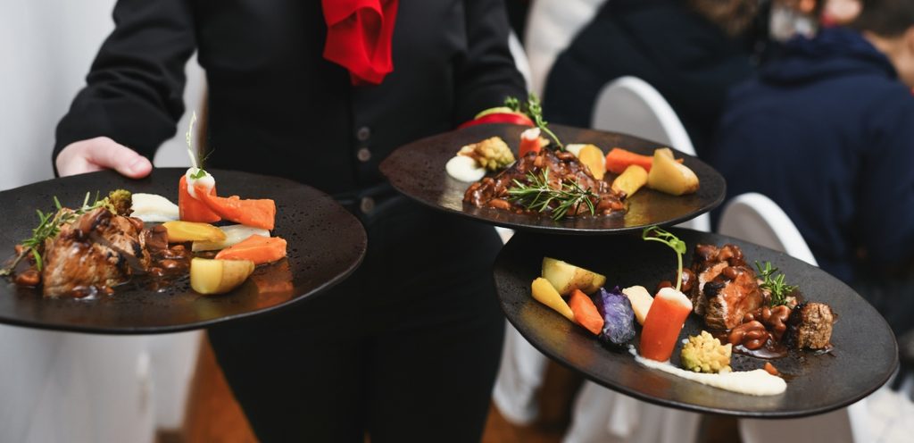 طرق تقديم الطعام في المطاعم