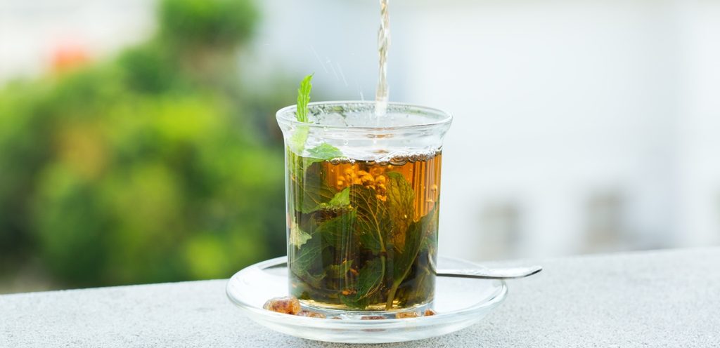 كوب من الشاي بالنعناع الصحي والمفيد