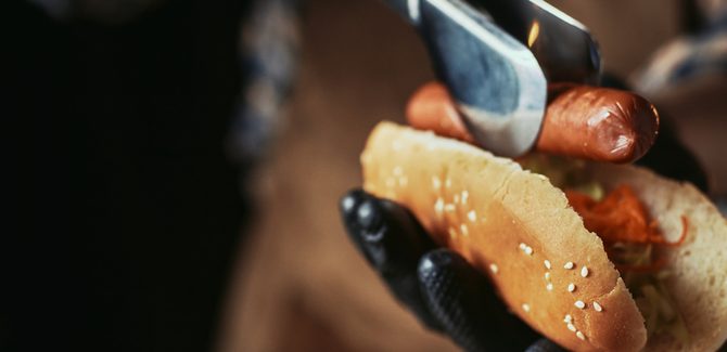 نضيف النقانق إلى الباغيت