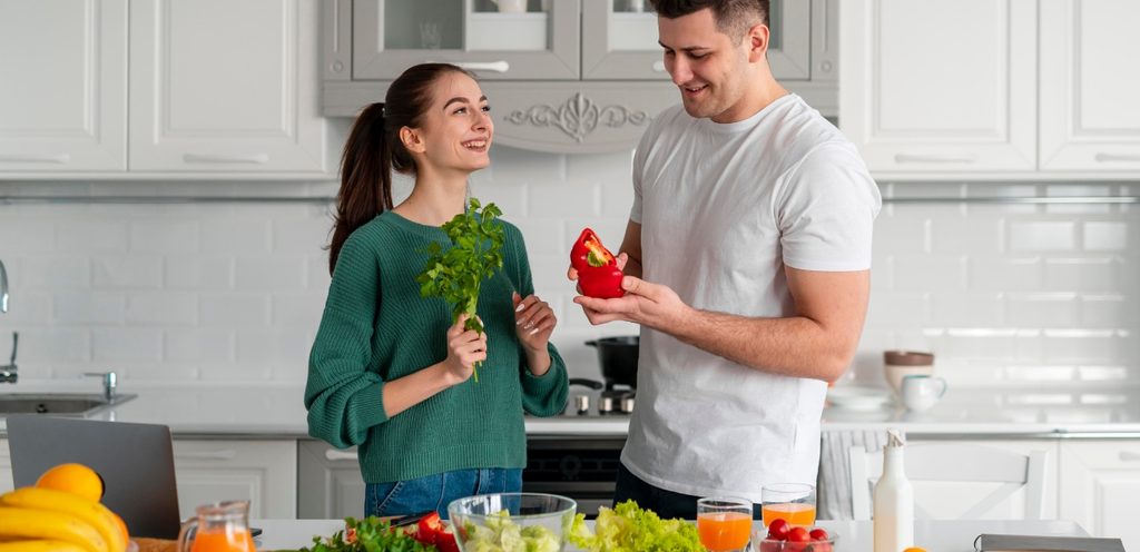 شخصان يحملان الخضار