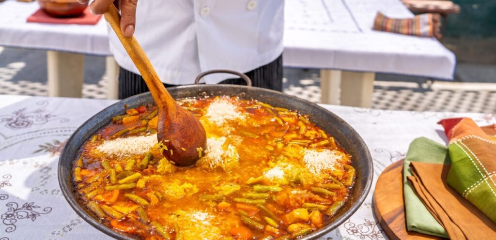اكلات اسبانية يجب على الجميع تجربتها.. من باييلا فالنسيا إلى غازباتشو