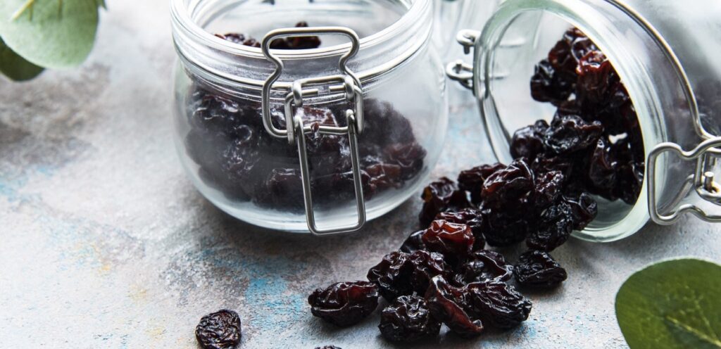خرافة أم حقيقة.. هل شرب ماء الزبيب على الريق يجعل البشرة تتوهج بشكل طبيعي؟