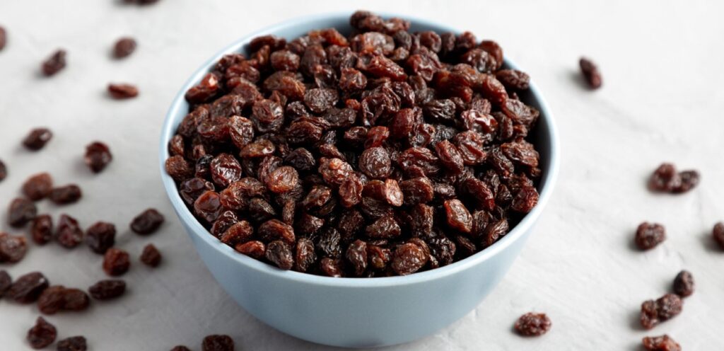 خرافة أم حقيقة.. هل شرب ماء الزبيب على الريق يجعل البشرة تتوهج بشكل طبيعي؟