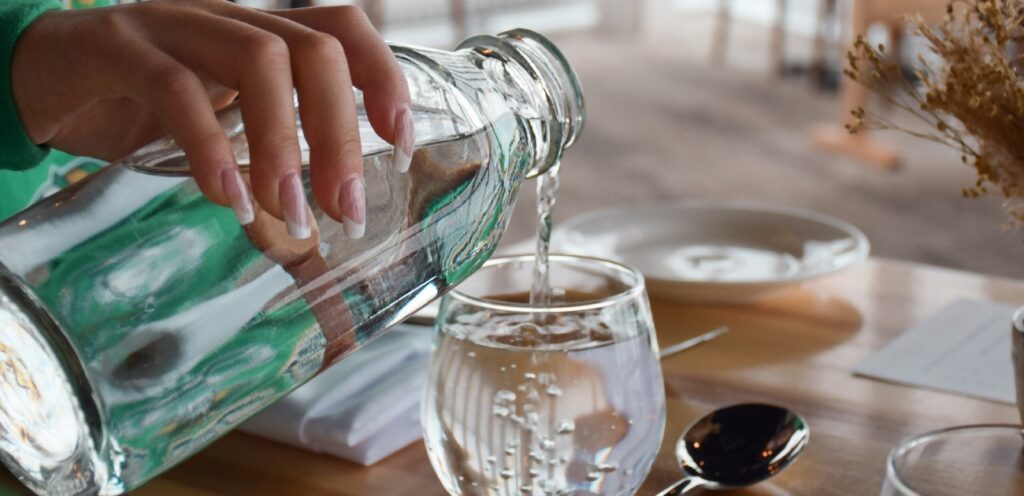 دراسة: الزجاجات الزجاجية تحتوي كميات أكبر من البلاستيك الدقيق مقارنةً بالبلاستيكية!