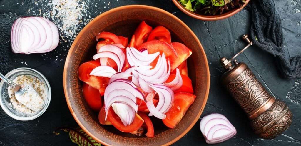 يمكنكم إضافة البصل إلى سلطاتكم المفضلة