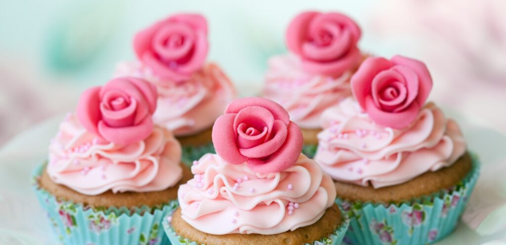 يمكنكم عمل شكل الورد بعجينة السكر