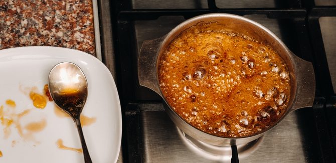 ترك المكونات على النار