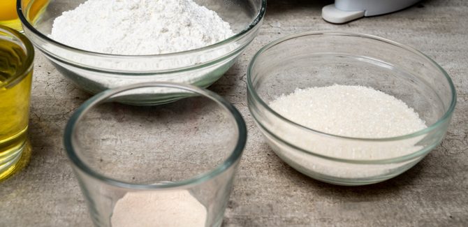 نجمع الدقيق مع باقي المكونات
